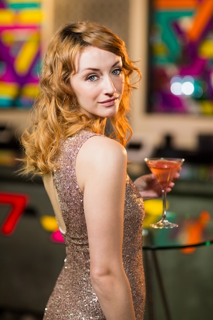 Młoda kobieta trzyma kieliszek szampana