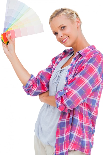 Młoda kobieta trzyma kolor mapy i ono uśmiecha się przy kamerą