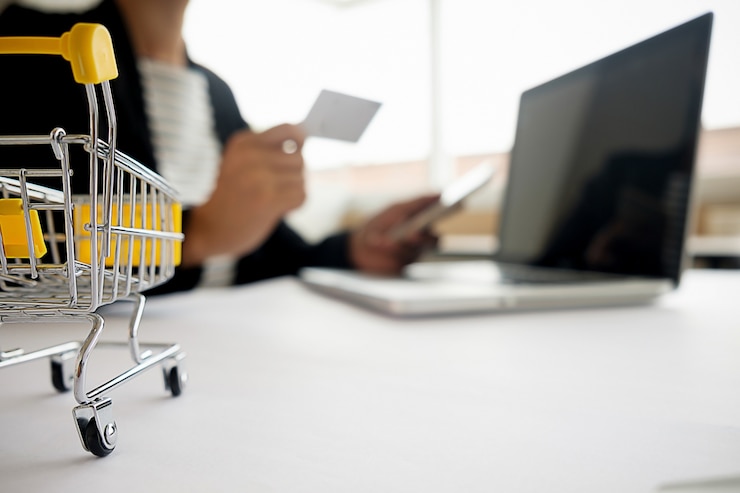 Zdjęcie młoda kobieta trzyma kredytową kartę i używa laptop