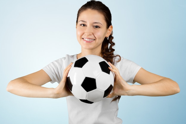 Młoda Kobieta Trzyma Piłkę Nożną Na Dłoni