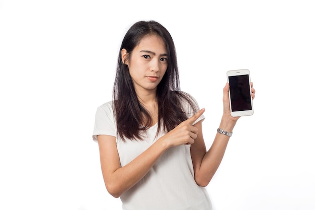 Młoda kobieta trzyma telefon na białym tle