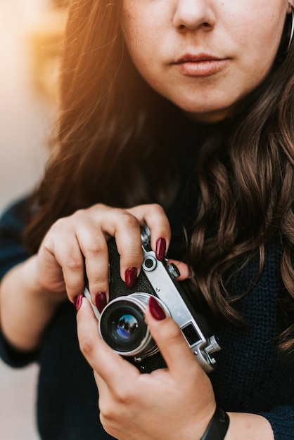 Młoda kobieta trzyma vintage aparat