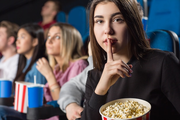 Młoda Kobieta Trzyma Wiadro Popcornu Drżenie Gest Do Kamery W Kinie