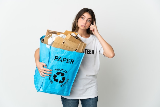 Młoda Kobieta Trzyma Worek Recyklingu Pełnego Papieru Do Recyklingu Na Białym Myśli Pomysł