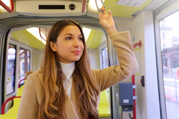 Młoda Kobieta Trzymając Uchwyt Podczas Ruchu W Tramwaju