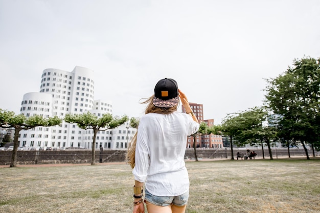Młoda kobieta turysta bawi się w Rheinpark w nowoczesnej dzielnicy miasta Dusseldorf, Niemcy
