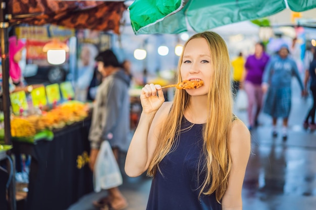Młoda kobieta turysta na deptaku Azjatycki targ spożywczy