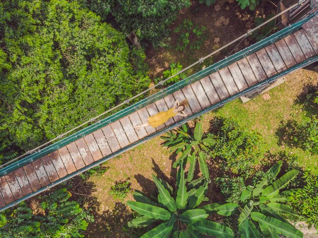 Młoda kobieta turysta przy moście wiszącym capilano kuala lumpur las ecopark widok obszaru