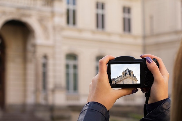 Młoda kobieta turysta robi zdjęcie w aparacie fotograficznym Zdjęcie z bliska