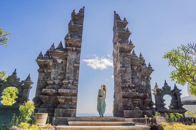 Młoda Kobieta Turystka W Buddyjskiej świątyni Brahma Vihara Arama Banjar Bali Indonezja