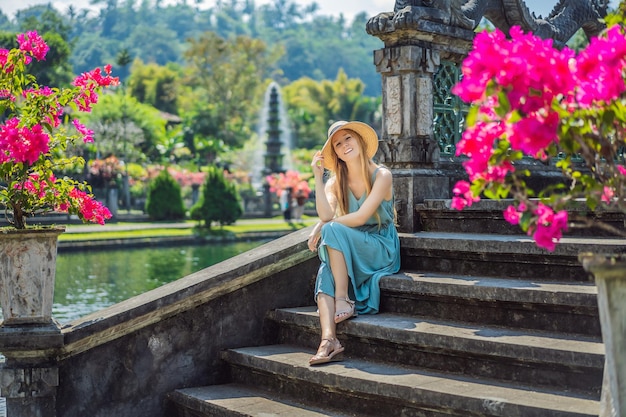 Młoda kobieta turystka w Taman Tirtagangga Pałac wodny Park wodny Bali Indonezja