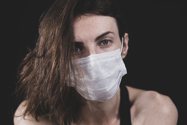 Zdjęcie młoda kobieta ubrana w maskę ochronną