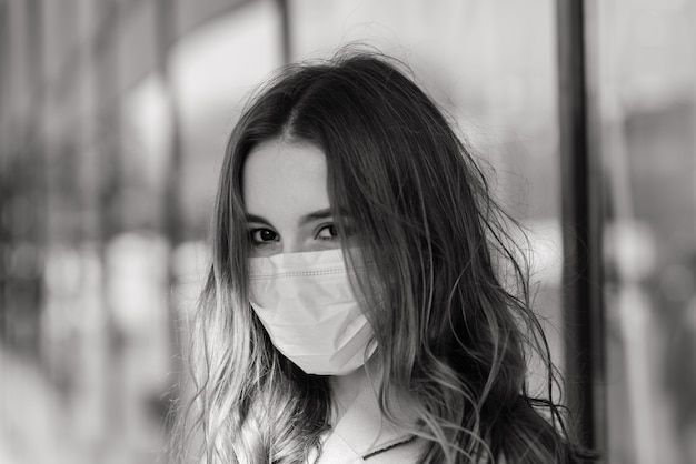 Młoda Kobieta Ubrana W Maskę Zapobiegającą Wirusowi