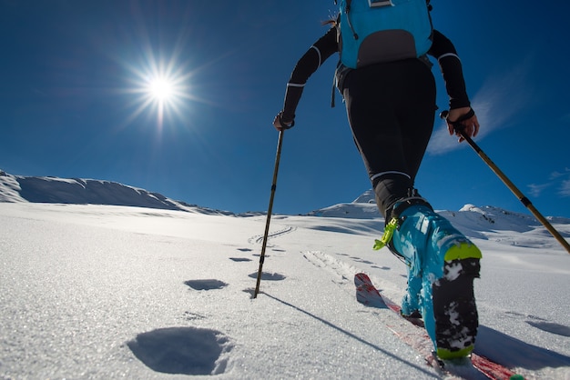 Młoda kobieta uprawia narciarstwo na górze