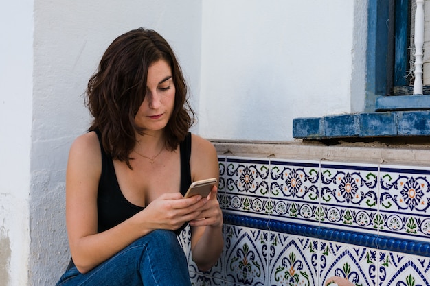 Młoda Kobieta Używa Jej Smartphone Na Ulicie