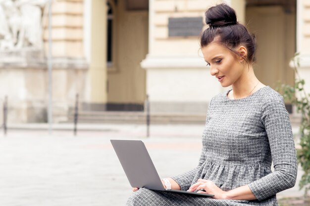 Młoda Kobieta Używa Laptop Plenerowego