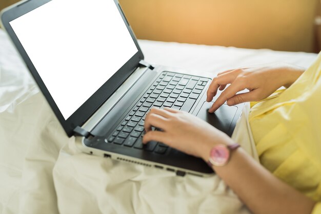 Młoda Kobieta Używa Laptop W Sypialni W Domu