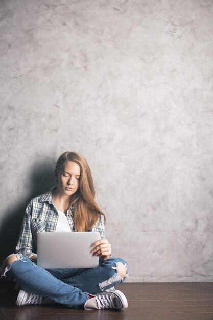 Zdjęcie młoda kobieta używa laptop