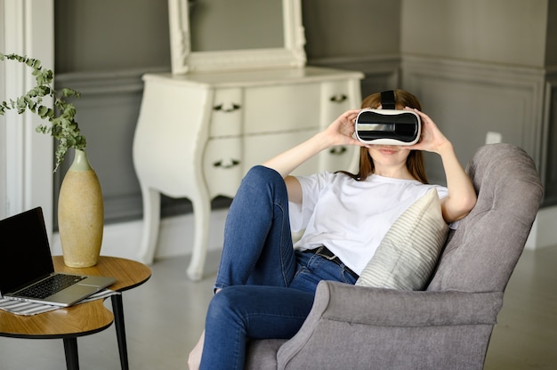Zdjęcie młoda kobieta używa okularów wirtualnej rzeczywistości w pięknym wnętrzu