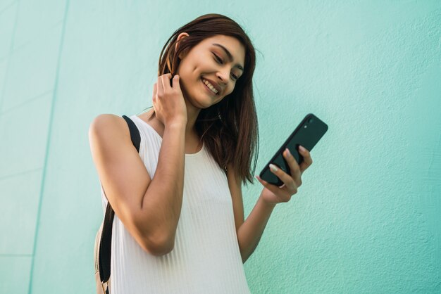 Młoda Kobieta Używa Swojego Telefonu Komórkowego.