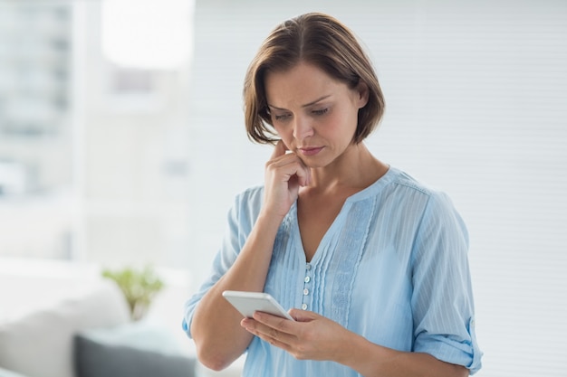 Młoda kobieta używa telefon komórkowego