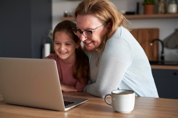 Młoda kobieta używająca laptopa przy stole