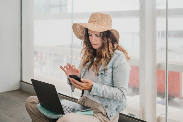 Zdjęcie młoda kobieta używająca laptopa w domu