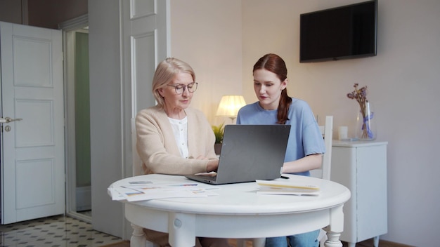 Zdjęcie młoda kobieta używająca laptopa w domu