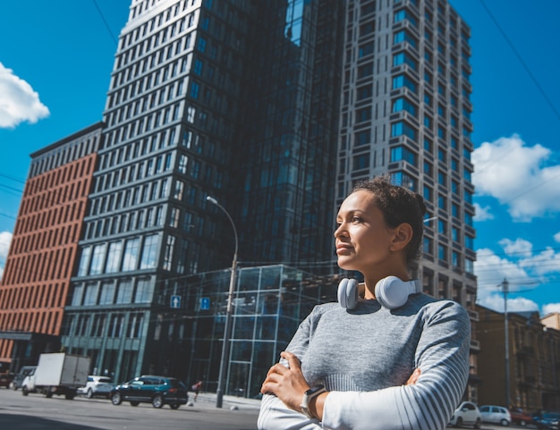 Zdjęcie młoda kobieta w centrum miasta