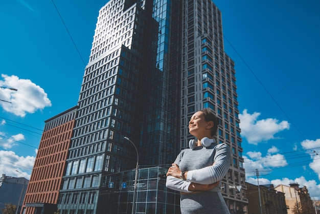 Młoda Kobieta W Dresie Zamknęła Oczy I Uśmiechnęła Się