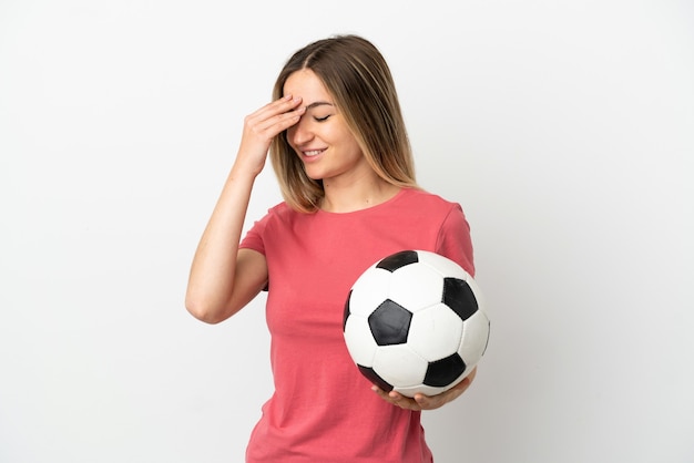 Młoda kobieta w futbolu nad odosobnioną białą ścianą śmiejąc się