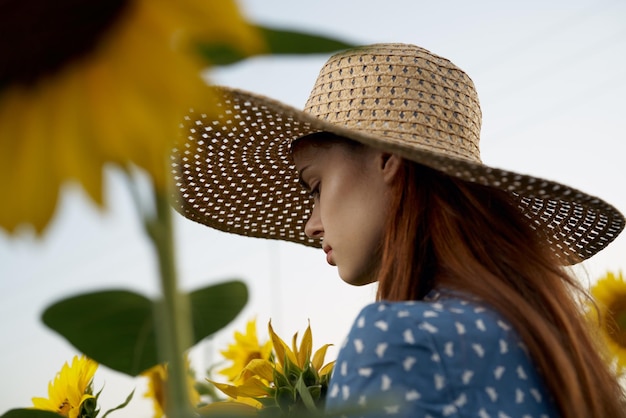 Zdjęcie młoda kobieta w kapeluszu na tle nieba