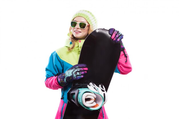 Młoda kobieta w kombinezon narciarski trzymać snowboard