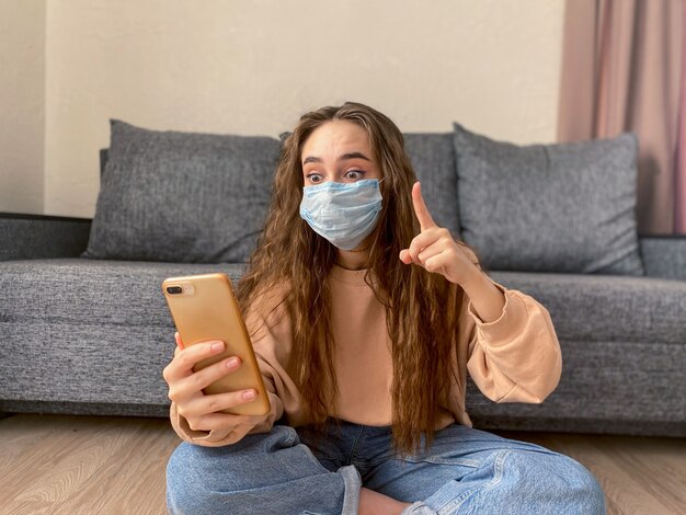 Młoda Kobieta W Medycznej Masce Komunikuje Się Na Skype Siedząc W Domu