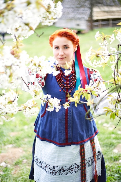 Młoda Kobieta W Narodowym Stroju Ukraińskim Uśmiechnięta Młoda Dama W Tradycyjnych Strojach Zostań W Pobliżu Kwitnącego Drzewa Pokój Na Ukrainie