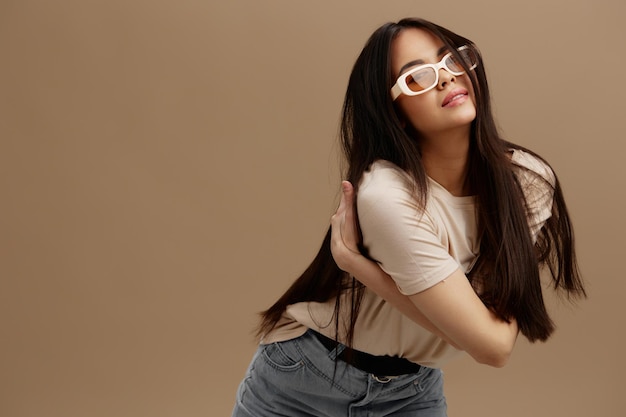 Młoda kobieta w okularach przeciwsłonecznych tshirt pozowanie nowoczesne style na białym tle