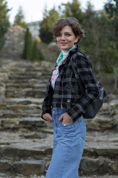 Młoda kobieta w parku Ładny portret dziewczyny w stylu francuskim