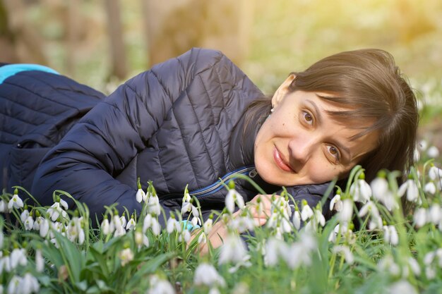 Młoda kobieta w polu przebiśniegi