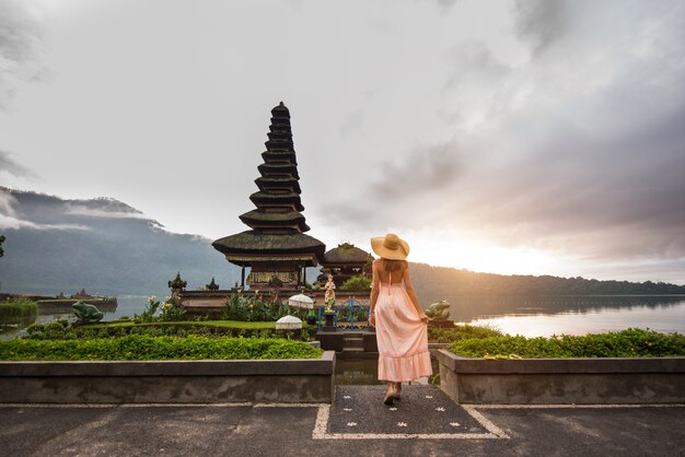 Młoda kobieta w Pura Ulun Danu Bratan, Bali