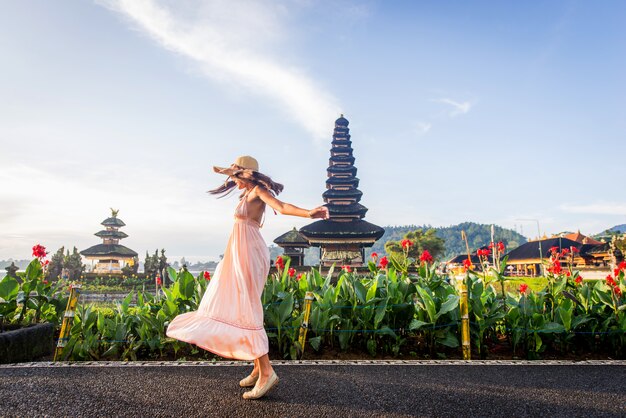 Młoda kobieta w Pura Ulun Danu Bratan, Bali