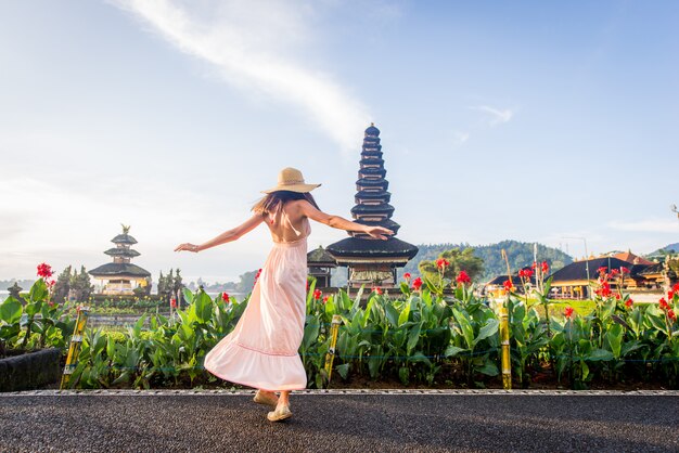 Młoda kobieta w Pura Ulun Danu Bratan, Bali