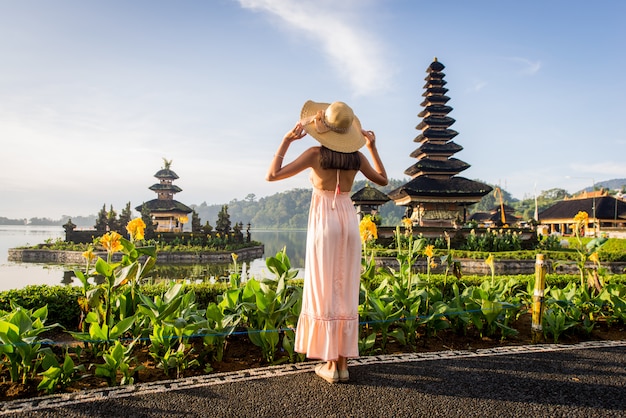 Młoda kobieta w Pura Ulun Danu Bratan, Bali