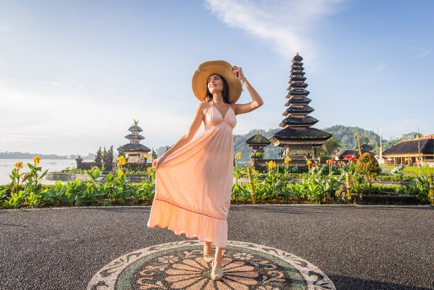 Młoda kobieta w Pura Ulun Danu Bratan, Bali