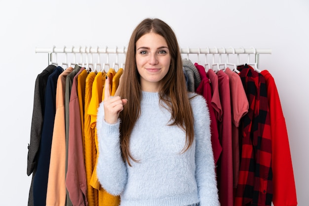 Młoda kobieta w sklepie odzieżowym wskazując palcem wskazującym świetny pomysł