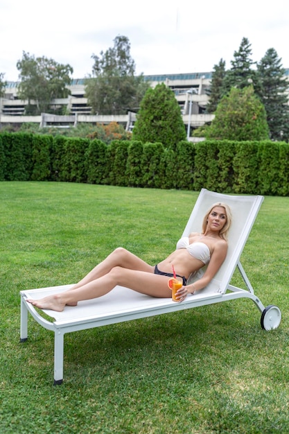 Młoda kobieta w spa spędza letnie wakacje przy koktajlu