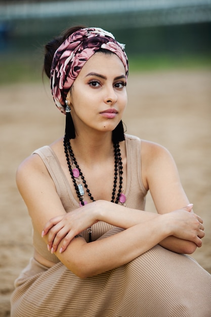 Młoda kobieta w stylu hippie nosząca ręcznie robioną biżuterię