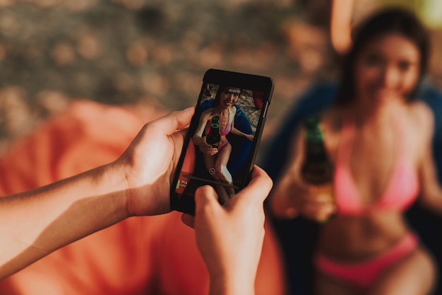 Zdjęcie młoda kobieta w swimsuit pozach dla fotografii na plaży.