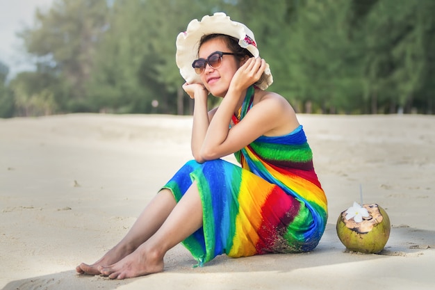 Młoda Kobieta W Swimsuit Z Kokosowym Koktajlem Na Plaży, Bali