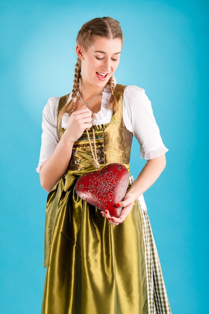 Młoda kobieta w tradycyjne stroje - dirndl lub tracht