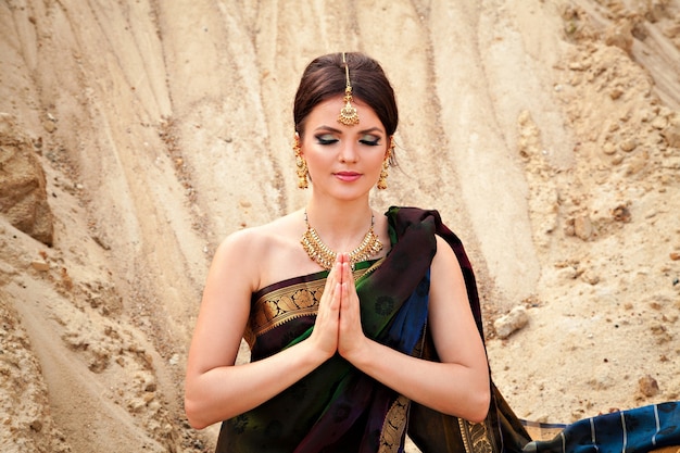 Młoda Kobieta W Tradycyjnej Indyjskiej Sukience Na Tle Piasku